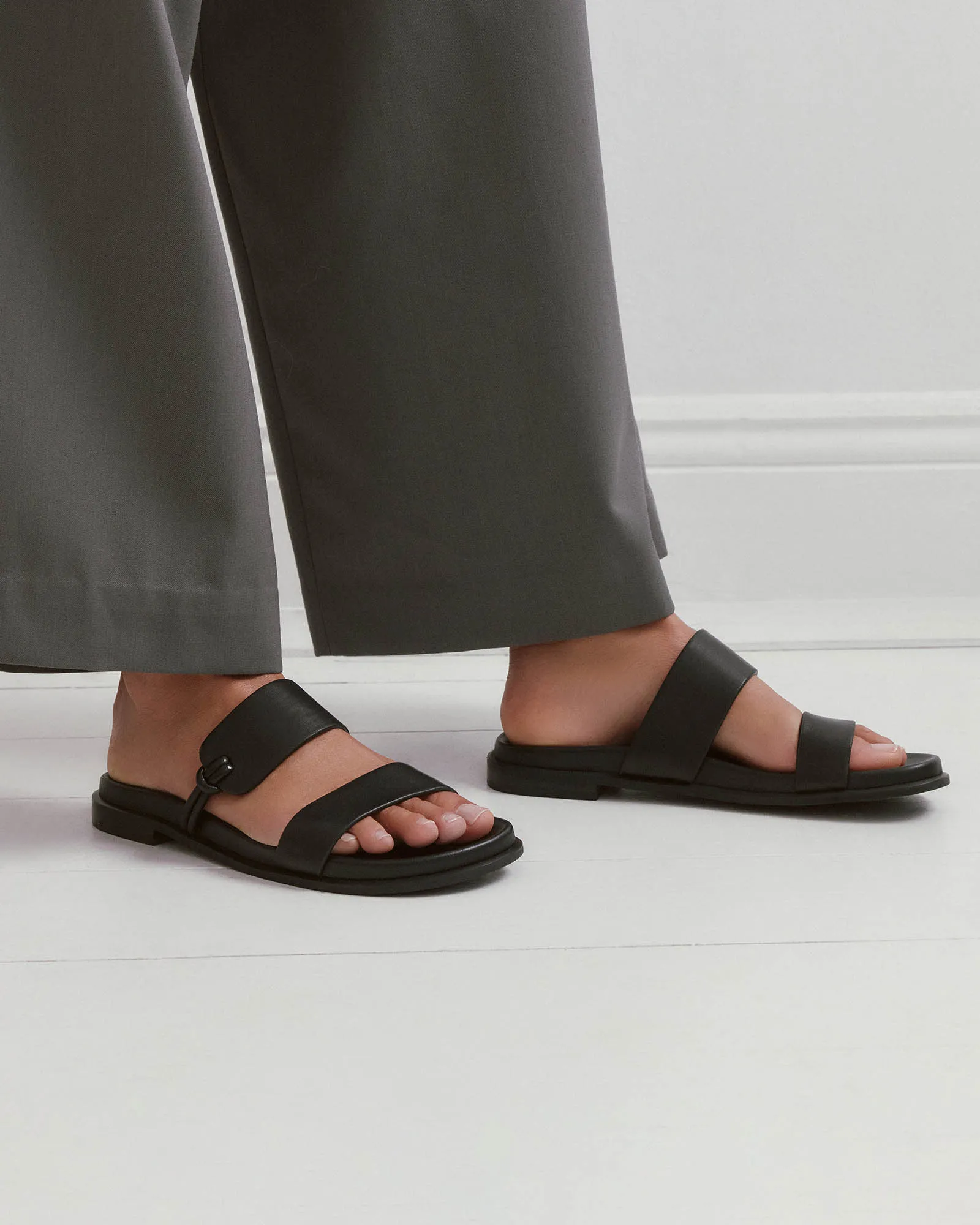SANDALES PLATES HAYES EN CUIR NOIR