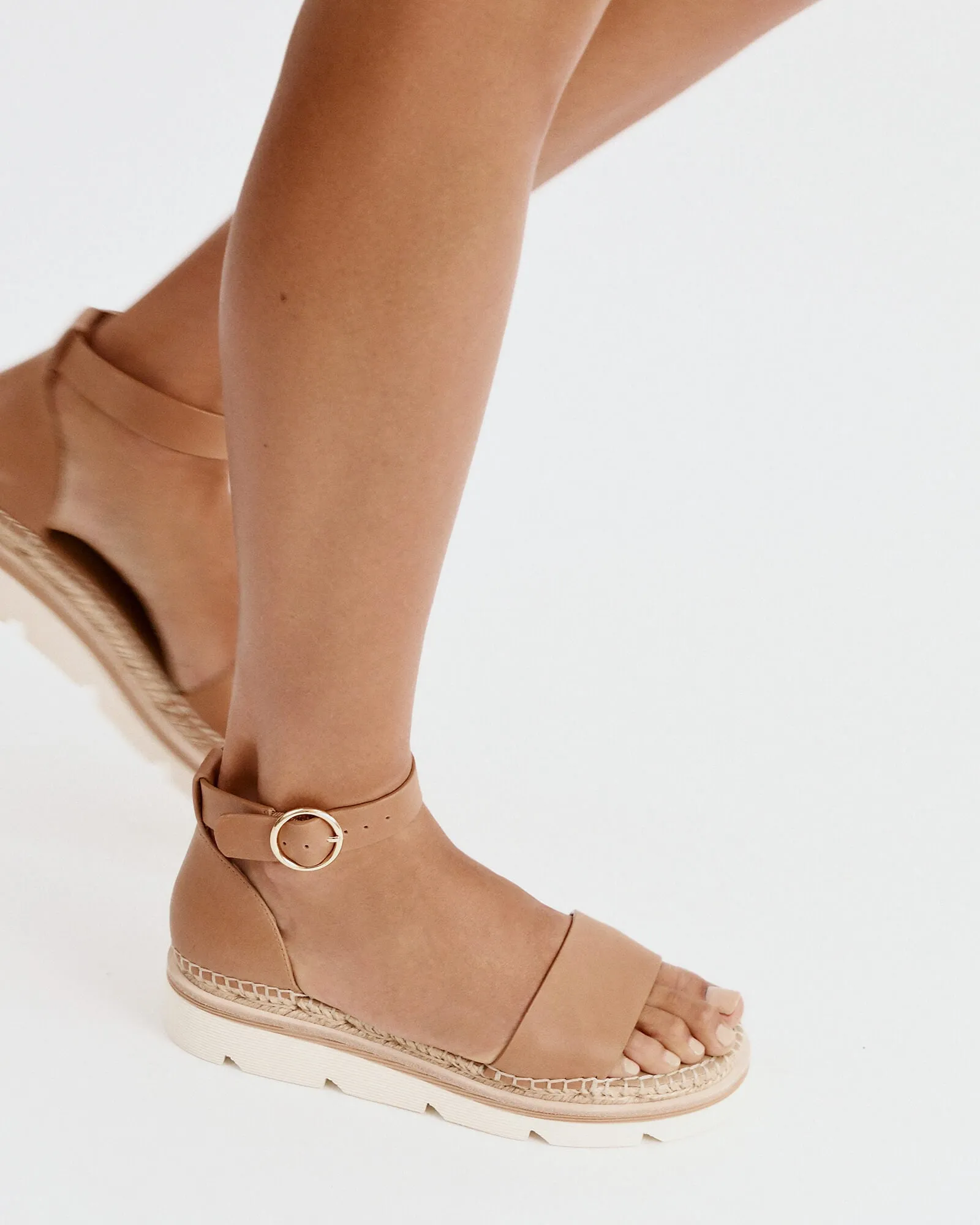 SANDALES PLATES IVY EN CUIR TAN