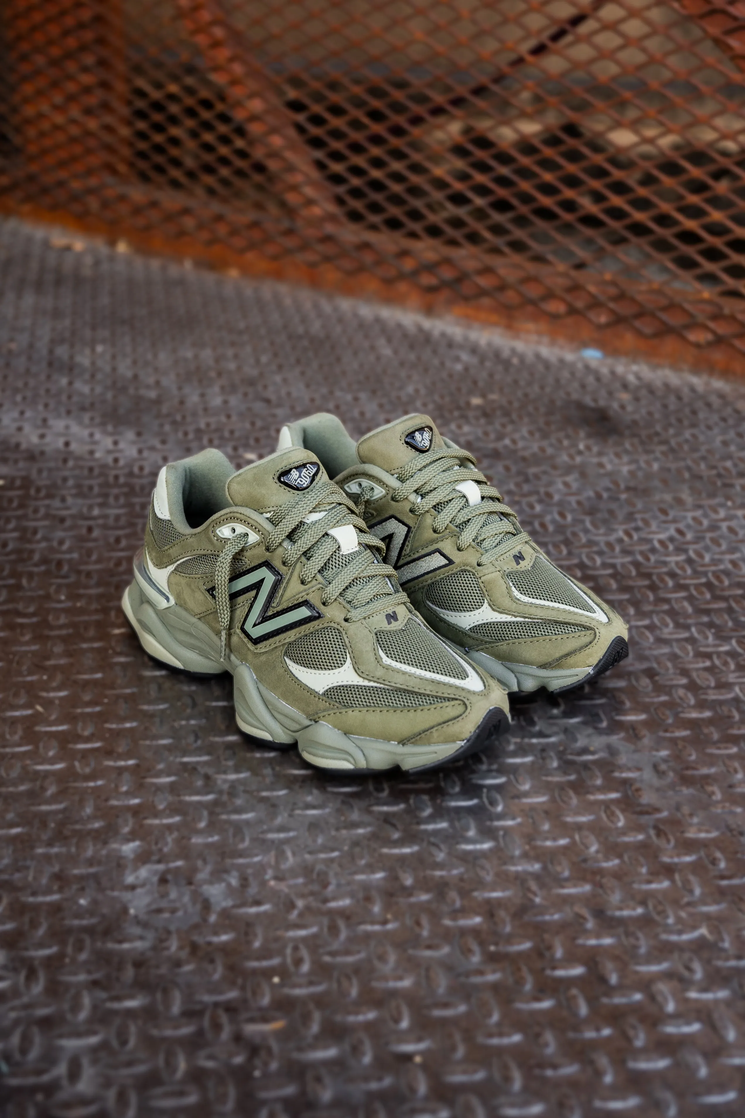New Balance 9060 pour Homme (Vert olive foncé) - U9060ZGD