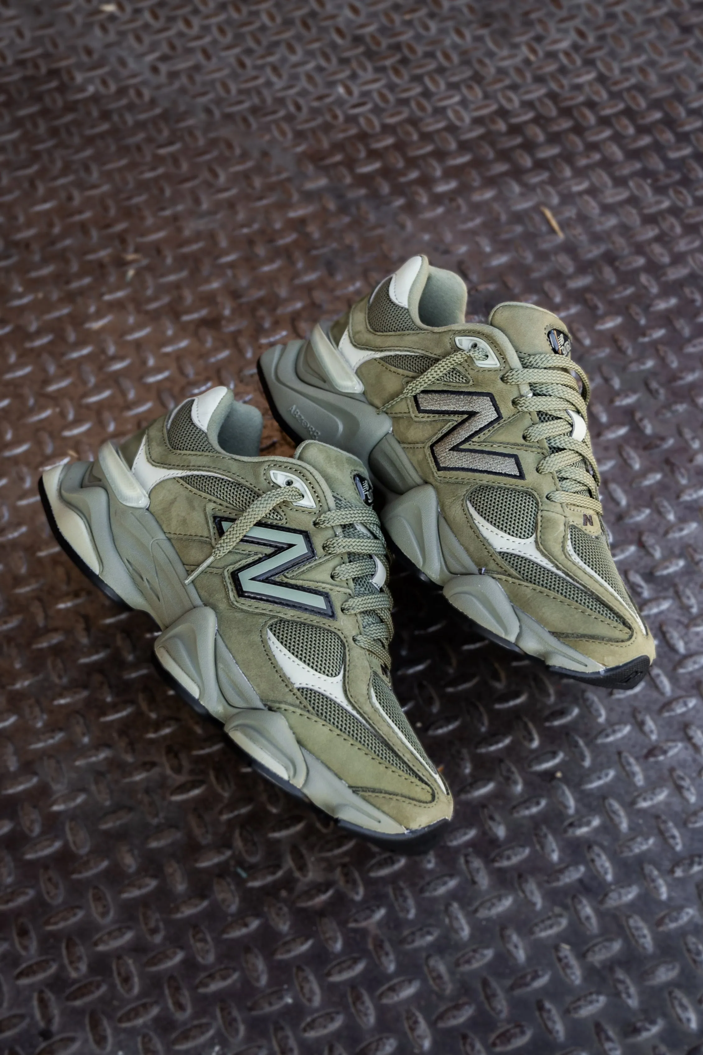 New Balance 9060 pour Homme (Vert olive foncé) - U9060ZGD