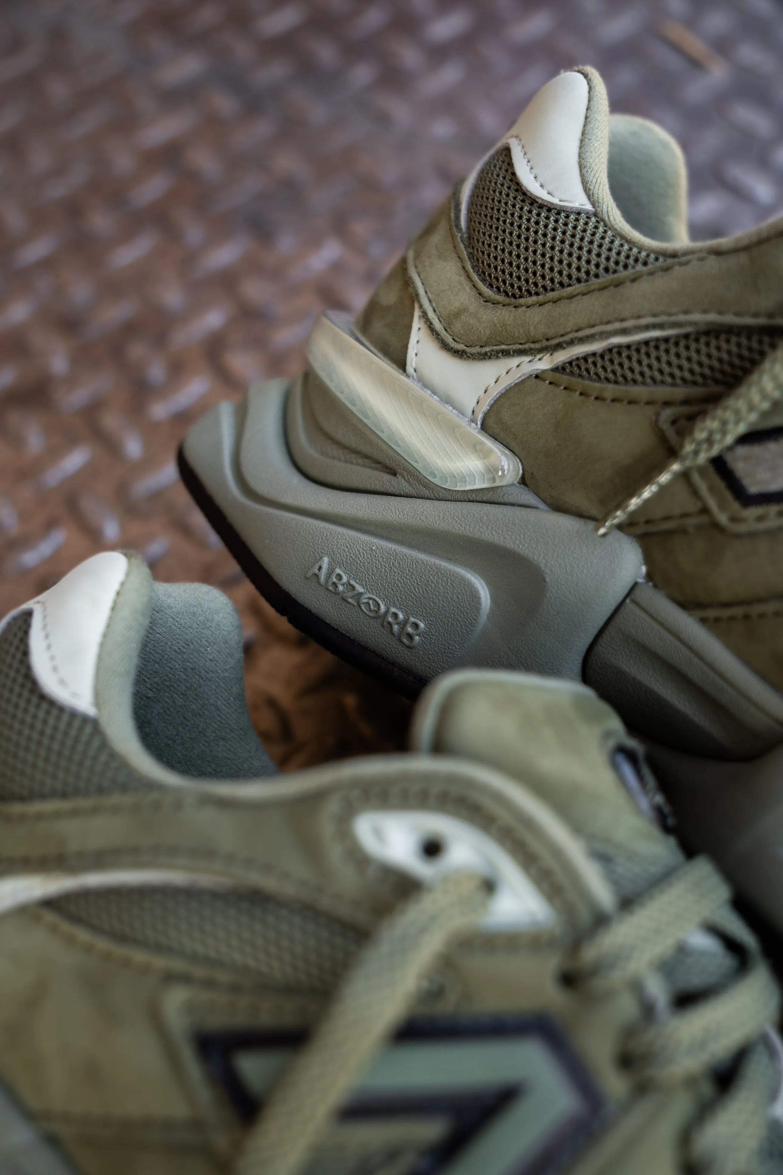 New Balance 9060 pour Homme (Vert olive foncé) - U9060ZGD