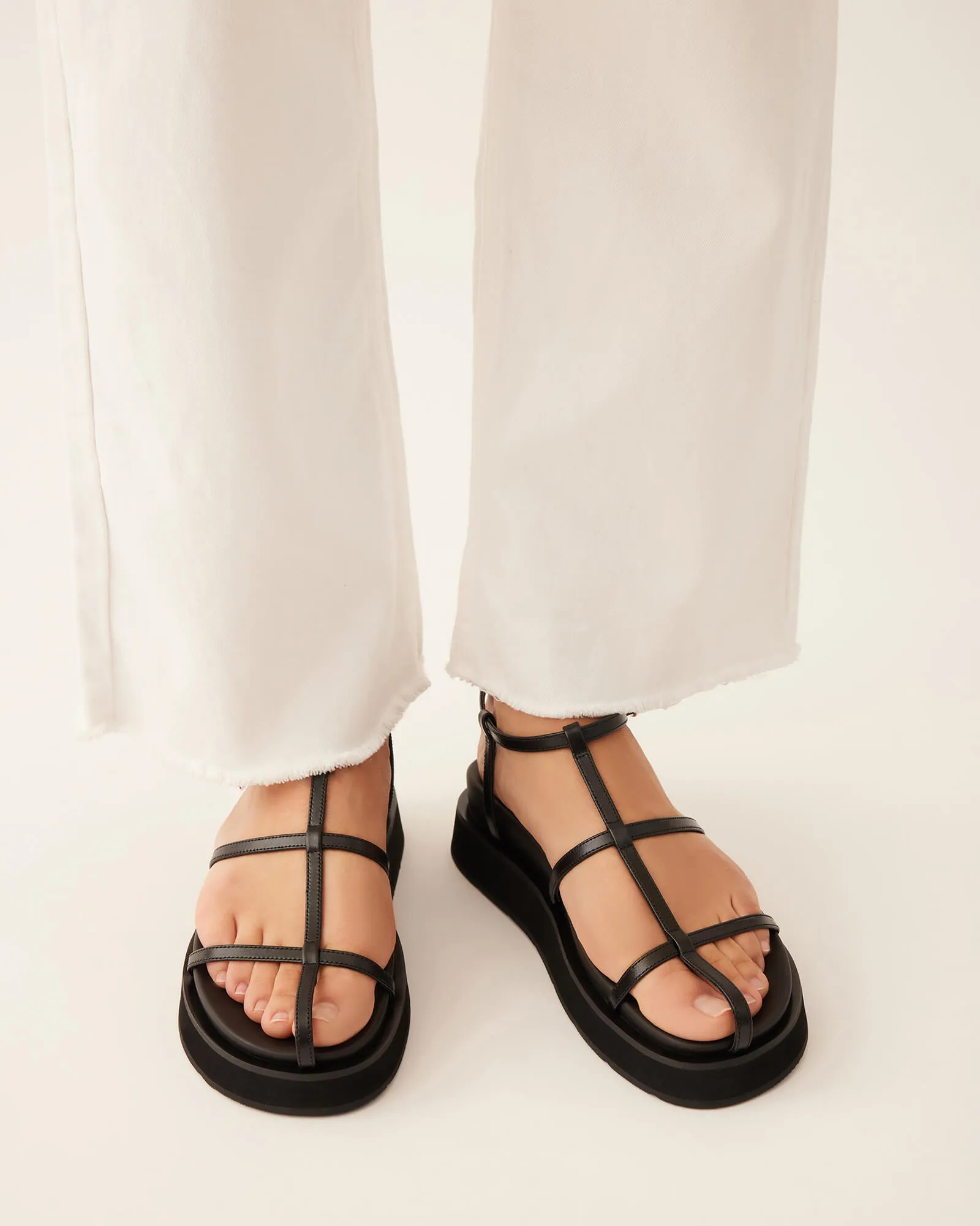SANDALES PLATES MINA EN CUIR NOIR