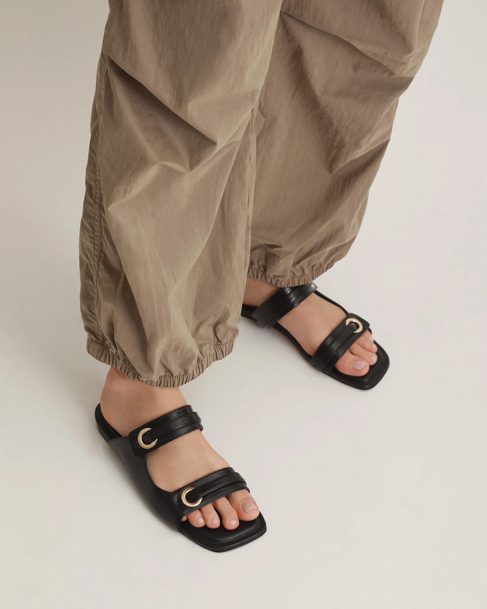 SANDALES PLATES QUILL EN CUIR NOIR